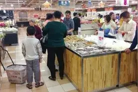 “姥姥，我想吃樱桃”，面对85元一斤的价格，老人的做法堪称典范图片