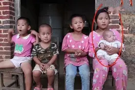 11岁女孩独自照顾4个娃，常常无助哭泣：我也只是个孩子啊图片