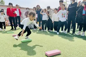 小手拉大手 一起动起来图片