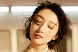 早年丧父随母改嫁，继父工地扛水泥撑起她的梦想，如今成一线明星图片