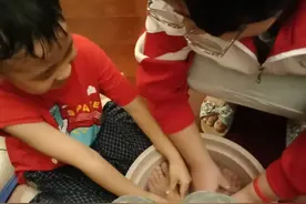 给妈妈洗一次脚——衡水十三中学子送给妈妈的母亲节礼物图片