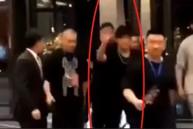 周杰伦被指耍大牌，粉丝递东西被保安打翻，本人视若无睹疑默许图片