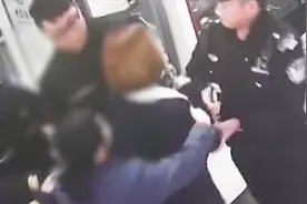 女大学生踢踹民警 笑称：最多拘15天 人生总有第一次！已被刑拘视频封面