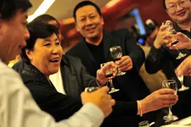 倒茶、喝酒、坐次、点菜的中国餐桌礼仪禁忌？建议收藏图片