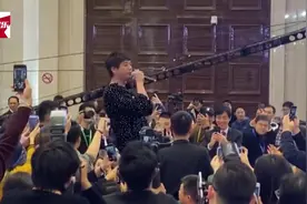 男星商演时站椅子上唱《死了都要爱》，破音跑调成翻车现场视频封面