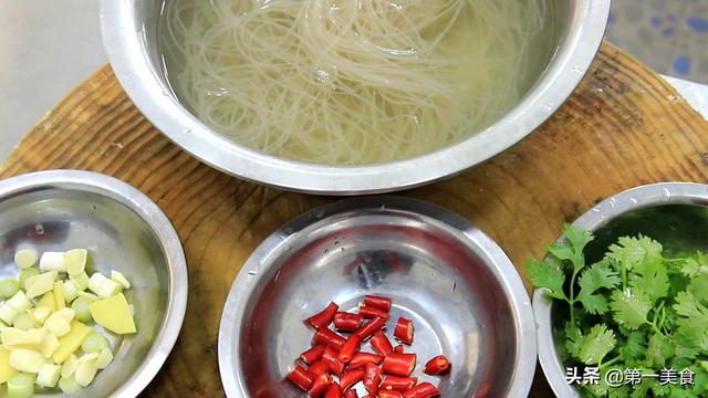 粉条怎么做更好吃？厨师长教你这种做法，好吃又入味，太香了