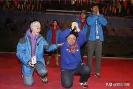 娱乐圈的感动故事，韩红倾家荡产做慈善，已收养200多个孩子图片
