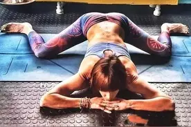 为什么别人耗青蛙趴练成了横叉，你毫无进展不说，还练得到处疼？图片