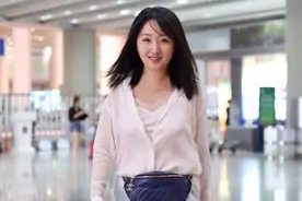 杨钰莹个子小却自信，白衬衫不系扣露出“安全裤”，48岁肉感十足图片