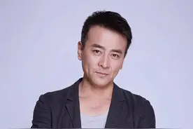 他和王志文同班，是“琼男郎”，娶“郝蕾”做老婆，48岁老来得子图片