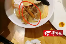 恶心！监控拍下餐厅厨师向锅里吐口水，你出去吃饭还敢换菜吗？图片