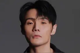 李荣浩：“《爸爸妈妈》很少主动拥抱的爱，一两句唱不完图片