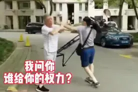连挥三拳！上海女记者调查采访反被殴打，数次推搡摄像师！警方深夜通报图片