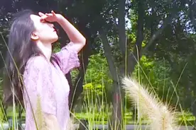 一首《难忘故乡泥土香》唱出浓浓思乡情，故乡的恩情永远不能忘！视频封面