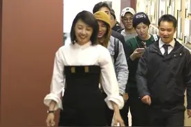 白百合胖成啥样了！白衬衣搭黑色抹胸连体显粗壮，双下巴太有肉感图片