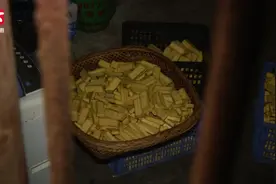 居民房暗藏黑作坊苍蝇飞舞，卤制品送往附近餐厅，执法现场查封视频封面