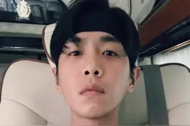 张若昀罕晒照，婚后钻研厨艺只养胖老婆唐艺昕，自己却清瘦如少年图片