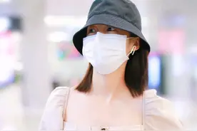 李沁的夏日穿搭很惊艳，杏色泡泡袖上衣配蓝色牛仔裤，清新又时髦图片