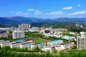 【头条】鸟瞰广元雪峰教育园，看发展中的绿色生态园林学区！图片