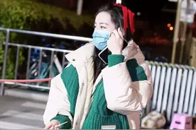 迪丽热巴赶赴春晚彩排，三套私服搭配各具特色，依旧很美图片