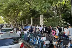 长假最后一天，上海医院门口大排长龙，市民拖行李等待核酸检测图片