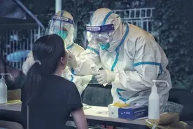 听我说，谢谢你！深夜10点采样现场，小女孩用手语舞表达谢意图片