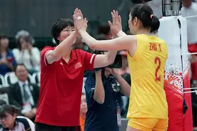心疼朱婷！女排出局她被人泼脏水，喷子该闭嘴了图片