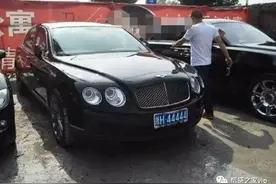 施工地来了三辆包工头百万车！车牌引起公愤，工人：不砸车都不行图片