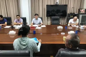 东方市委副书记、市长张长丰到东方市信访服务中心接待来访群众图片