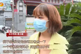 步行街买手机遭加价1500，女子要求退还差价，工作人员：“穷疯了”图片