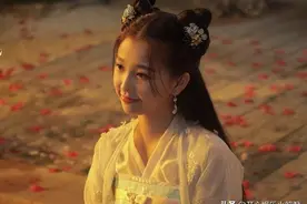 女星牛角包发型大赏：赵露思的太搞笑，迪丽热巴全靠颜值撑着图片