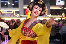 还记得那位最美“不倒翁小姐姐”吗？两年不见，她比以前更漂亮了图片