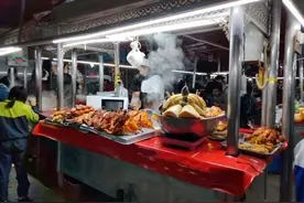 灌面粉的羊肺、涂满姜黄的烤鸡、满大街打馕店，都是新疆味道12图片