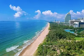海棠湾位于南中国海之滨，是三亚东疆门户图片