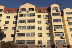 青岛一小区阁楼上，女孩隔窗不停喊“救命”！路人听到赶紧报警，被困原因让人意外图片