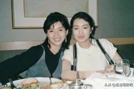 1996年巩俐大婚，张国荣林青霞到贺，新娘亲手将捧花交给了她图片