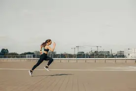 不会吧不会吧？你跑步还在靠腿发力？图片
