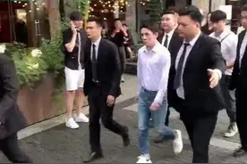 李佳琦出行8个保镖开路，一把推开路人惹众怒：又不是他们家的路图片