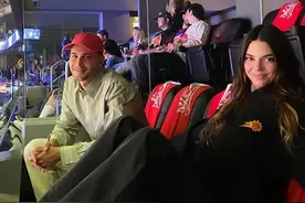 超模肯豆带男闺蜜观战NBA，穿太阳队卫衣笑得甜，对布克很钟情图片