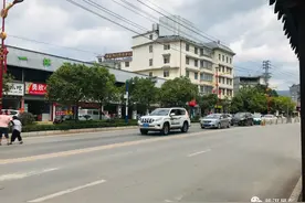 暖心！女子扶老人过马路，众车辆停车礼让！图片