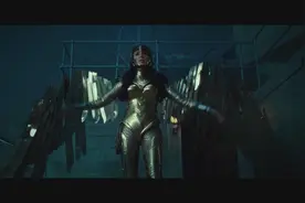 神奇女侠，头戴星光飞冕，手握真言套索，让坏人闻风丧胆图片