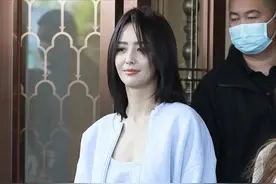 佟丽娅穿厚卫衣搭配“抹胸”，真让人有点看不懂，但挺休闲时尚的图片