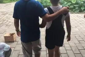 20岁女孩和爸爸开一间房，男朋友怒提分手，是谁三观不正？图片