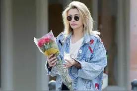 不愧是迈克尔杰克逊的女儿，21岁穿无痕裤，这腿型简直A到炸图片