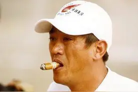 直击1997年柯受良飞跃黄河现场：三次试车皆失败，图四是飞跃瞬间图片