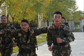 军人当有职业精神图片