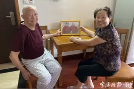 坐着轮椅陪你去买菜！宁波这对老夫妻的幸福就是相濡以沫图片