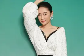 梁静穿衣真够“奔放”，V领裙配蕾丝内搭，成熟女人味抵挡不住图片