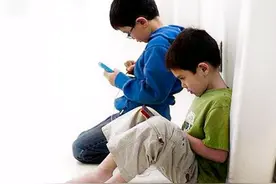 你的食指和无名指哪个更长？对照一下，暗示着孩子们之间的差距图片