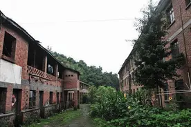 安徽一军工厂废弃，不见往日热闹与喧嚣，只剩残垣断壁，一片凄凉图片